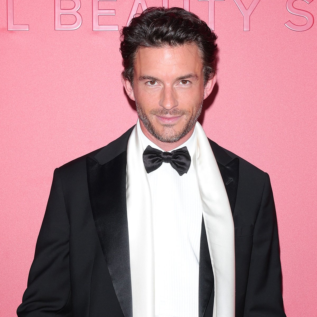 Jonathan Bailey Looks So Different With New Shaggy Bangs Hair Transformation Jonathan Bailey Looks So Different With New Shaggy Bangs Hair Transformation