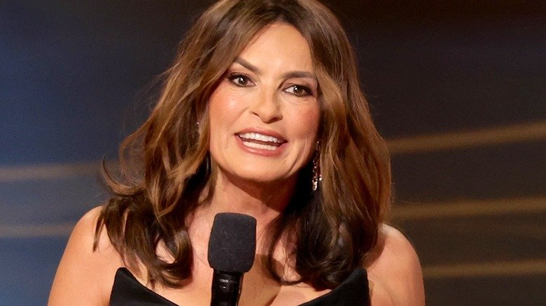 Emmys 2026 Review: Mariska Hargitays Shaky Stint As Host Kicks Off A Badly Paced Night — Grade It! – TVLine